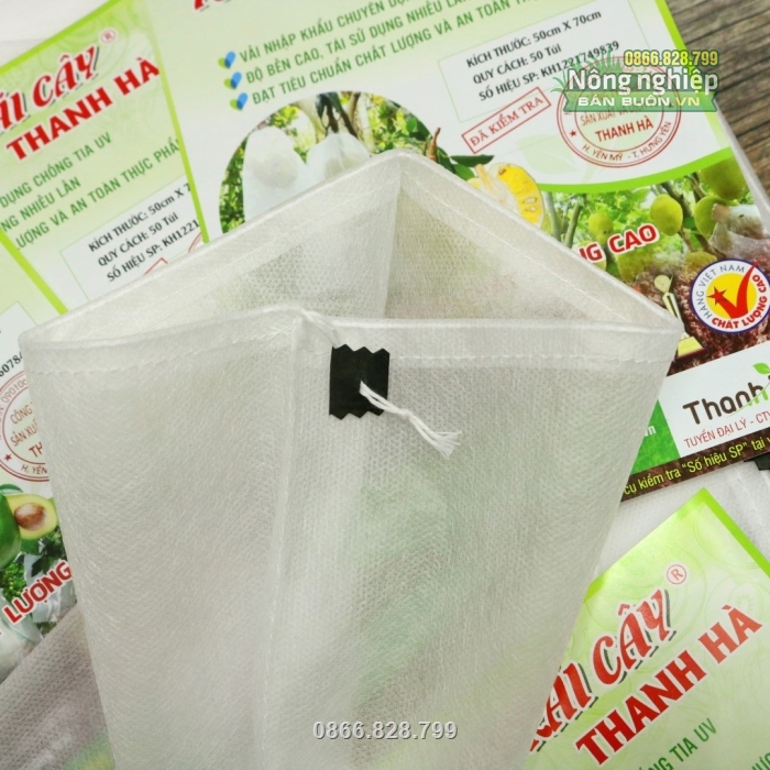 Miệng túi có dây rút sử dụng dễ dàng giúp cố định túi trên cây Miệng túi có dây rút sử dụng dễ dàng giúp cố định túi trên cây