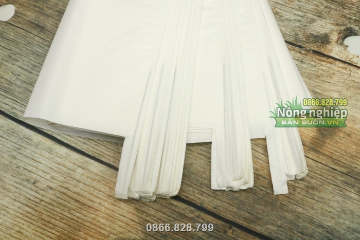 Túi có gắn sẵn dây kẽm ở trên miệng túi để cố định Túi có gắn sẵn dây kẽm ở trên miệng túi để cố định