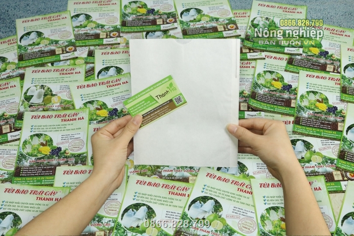 Túi màu trắng nên không làm vỏ trái bị biến đổi màu sắc Túi màu trắng nên không làm vỏ trái bị biến đổi màu sắc