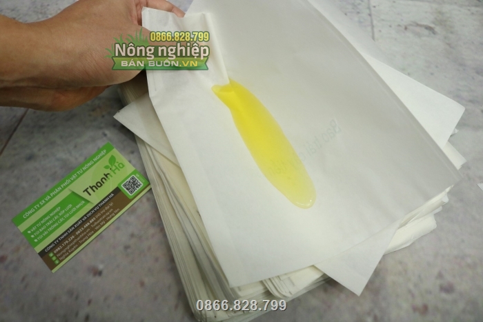 Túi được pha thêm bột nilon nên không bị mủn rách khi gặp nước Túi được pha thêm bột nilon nên không bị mủn rách khi gặp nước