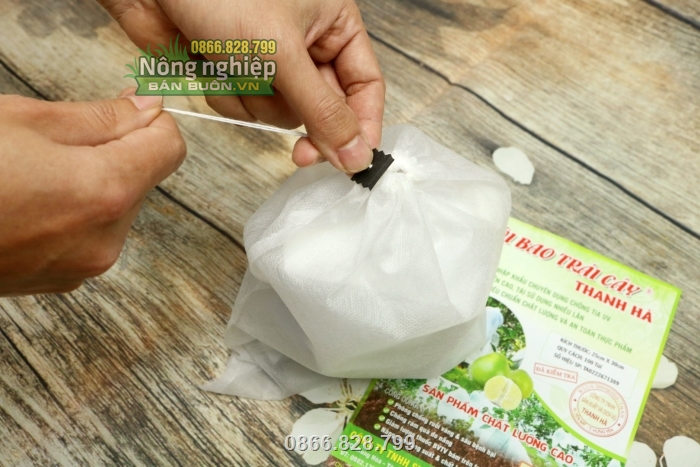 Túi dùng dây rút có sẵn để cố định túi trên cao Túi dùng dây rút có sẵn để cố định túi trên cao