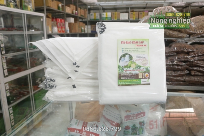 Nhiều cửa hàng đang bày bán sản phẩm túi bọc trái Thanh Hà Nhiều cửa hàng đang bày bán sản phẩm túi bọc trái Thanh Hà