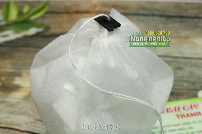 Túi sử dụng dây rút đi kèm núm cao su răng cưa để cố định miệng túi Túi sử dụng dây rút đi kèm núm cao su răng cưa để cố định miệng túi