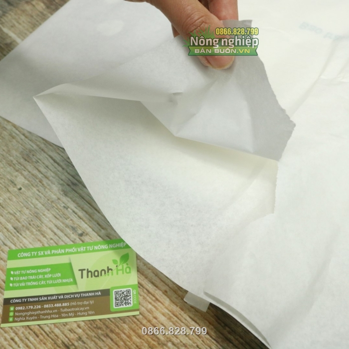 Túi được pha thêm bột nilon nên không bị mủn rách khi gặp nước Túi được pha thêm bột nilon nên không bị mủn rách khi gặp nước