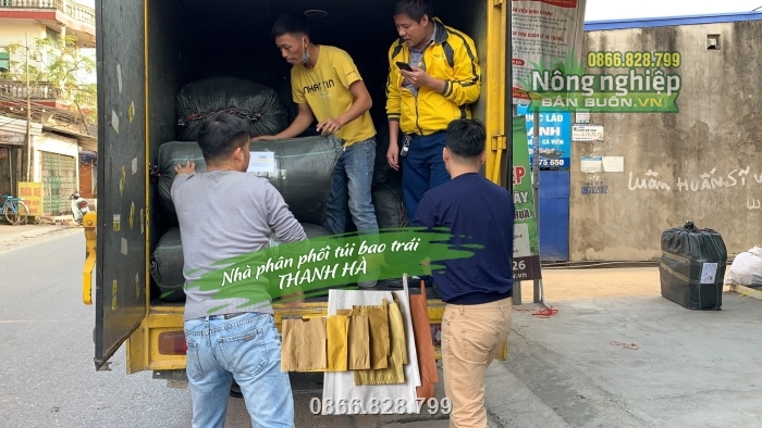 Hàng hóa được đóng gói cẩn thận và giao cho bên vận chuyển uy tín Hàng hóa được đóng gói cẩn thận và giao cho bên vận chuyển uy tín