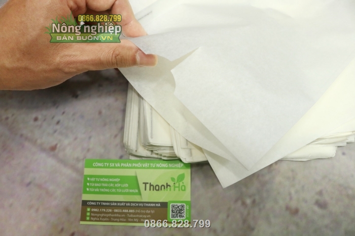 Túi được sản xuất từ bột giấy và pha thêm bột nilon giúp túi bền hơn