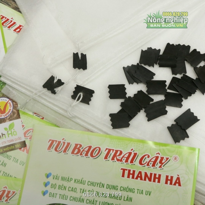 Túi có núm cao su đen hình răng cưa giúp cố định túi trên cây Túi có núm cao su đen hình răng cưa giúp cố định túi trên cây