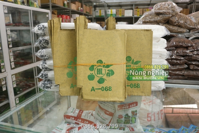 Túi bao xoài được bày bán rộng rãi tại các cửa hàng nông nghiệp